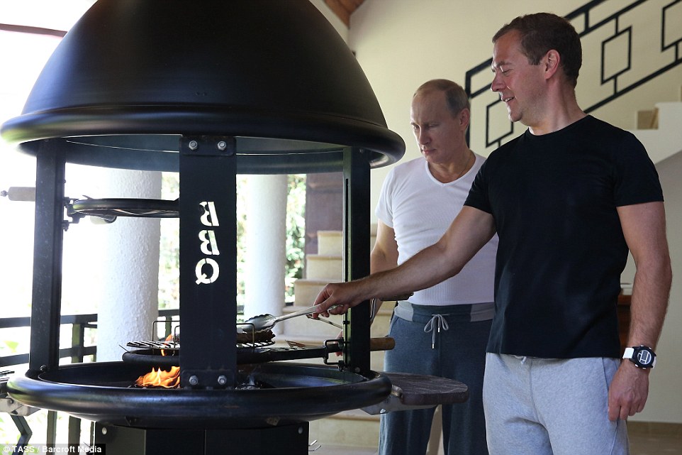 Putin and Medvedev working out, grilling meet and sipping tea in Sochi (+Photo Gallery) geotv.ge